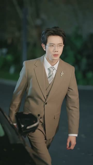 【她自万丈荣光】75集短剧全集免费在线播放